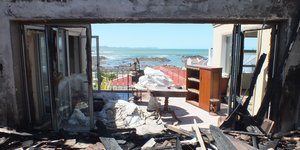 Dié foto is vanuit die binnekant van die huis geneem, met die see in die agtergrond.